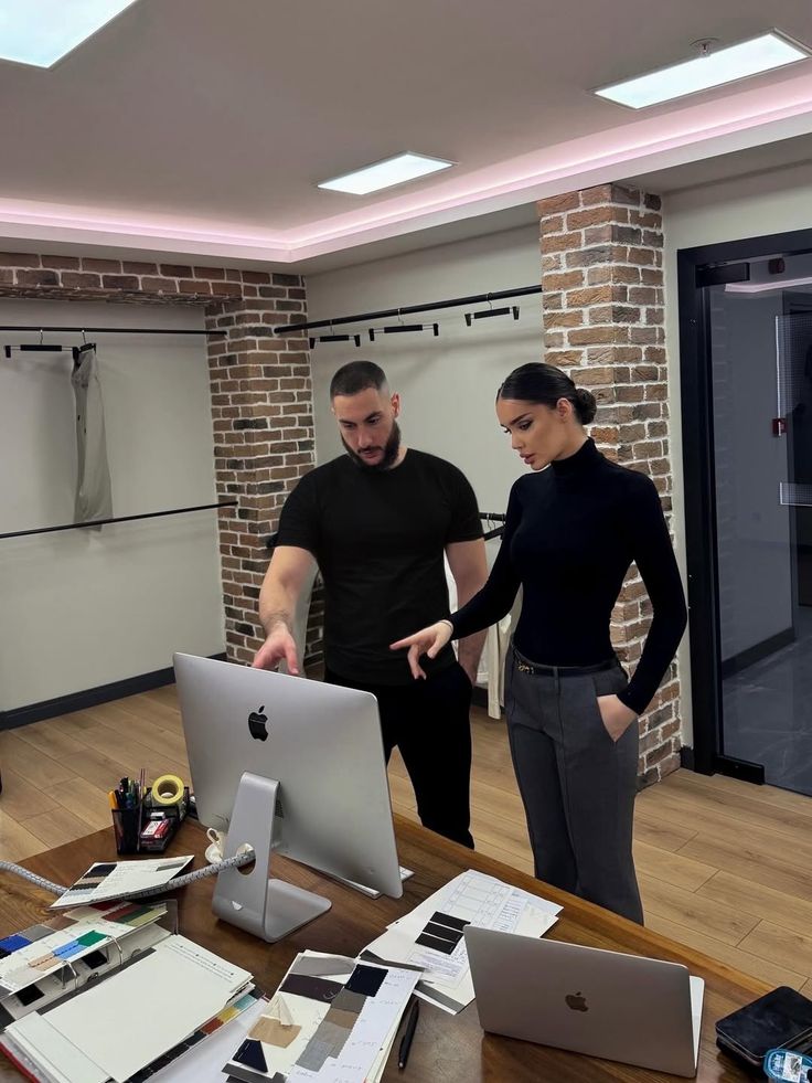 Workplace friendships in modern offices — connection, boundaries, and balance